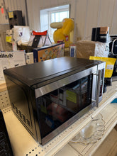 BLACK+DECKER 0.7 cu ft 700W Microwave Oven - Black! (USED LIGHTLY - VERY CLEAN!)