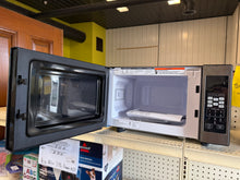 BLACK+DECKER 0.7 cu ft 700W Microwave Oven - Black! (USED LIGHTLY - VERY CLEAN!)