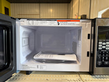 BLACK+DECKER 0.7 cu ft 700W Microwave Oven - Black! (USED LIGHTLY - VERY CLEAN!)