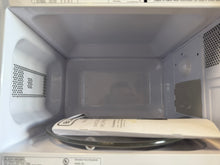 BLACK+DECKER 0.7 cu ft 700W Microwave Oven - Black! (USED LIGHTLY - VERY CLEAN!)