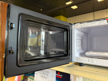 BLACK+DECKER 0.7 cu ft 700W Microwave Oven - Black! (USED LIGHTLY - VERY CLEAN!)