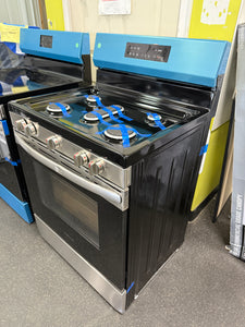 Frigidaire 30 in 5 Burner Freestanding Gas Range in Stainless Steel with Quick Boil and Steam Clean! (NEW - DENTED SIDES/HANDLE) - (GAS STOVE!)