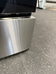 Frigidaire 30 in 5 Burner Freestanding Gas Range in Stainless Steel with Quick Boil and Steam Clean! (NEW - DENTED SIDES/HANDLE) - (GAS STOVE!)