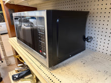 Cuisinart 1.1 cu ft Microwave Oven: Countertop, 1000W, 11 Power Levels, Digital Display, Child Lock, Black!! BRAND NEW(DENTED FROM SHIPPING)!!
