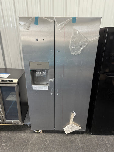 Frigidaire 36 in. 26 cu. ft. Standard Depth Side by Side Refrigerator in Stainless Steel! (NEW - MINOR DENTS)