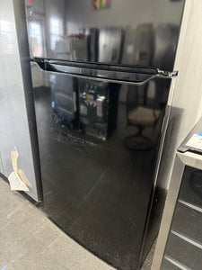 Frigidaire 30 in. 18.3 cu. ft. Garage Ready Top Freezer Refrigerator in Black! (NEW - SCRATCH/DENT)