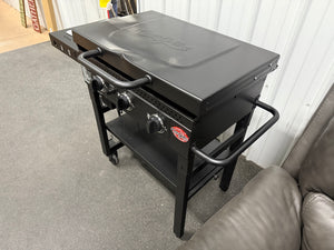 Char-Griller Flat Iron 3-Burner Outdoor Griddle Gas Grill with Lid in Black!! NEW AND ASSEMBLED (HOOD IS DENTED FROM SHIPPING)!!