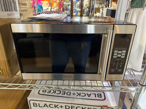 BLACK+DECKER 0.7 cu ft 700W Microwave Oven - Black! (USED LIGHTLY - VERY CLEAN!)