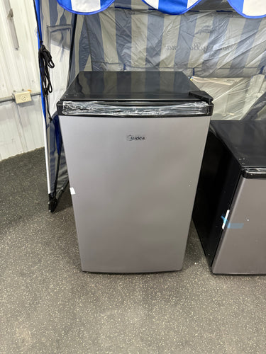 Midea 4.4 cu ft Compact Refrigerator: Energy Star Certified, Freestanding, Space-Saving, Adjustable Shelves, Dorm Fridge! (BRAND NEW)