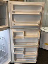 Whirlpool 18.2-cu ft Top-Freezer Refrigerator (White)! (NEW - SCRATCH/DENT)