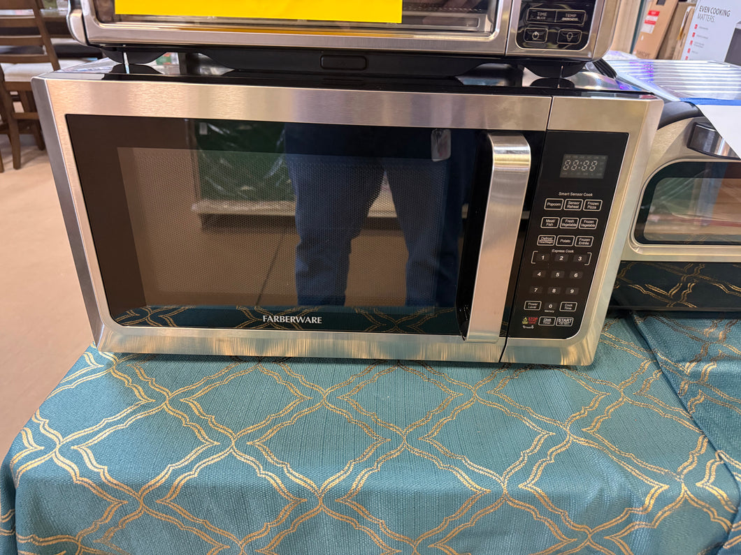Farberware FMG13SS 1.3 Microwave Oven w LED Light/SENSOR 1100 Watts Stainless! (NEW,TESTED WORKS GREAT)!!