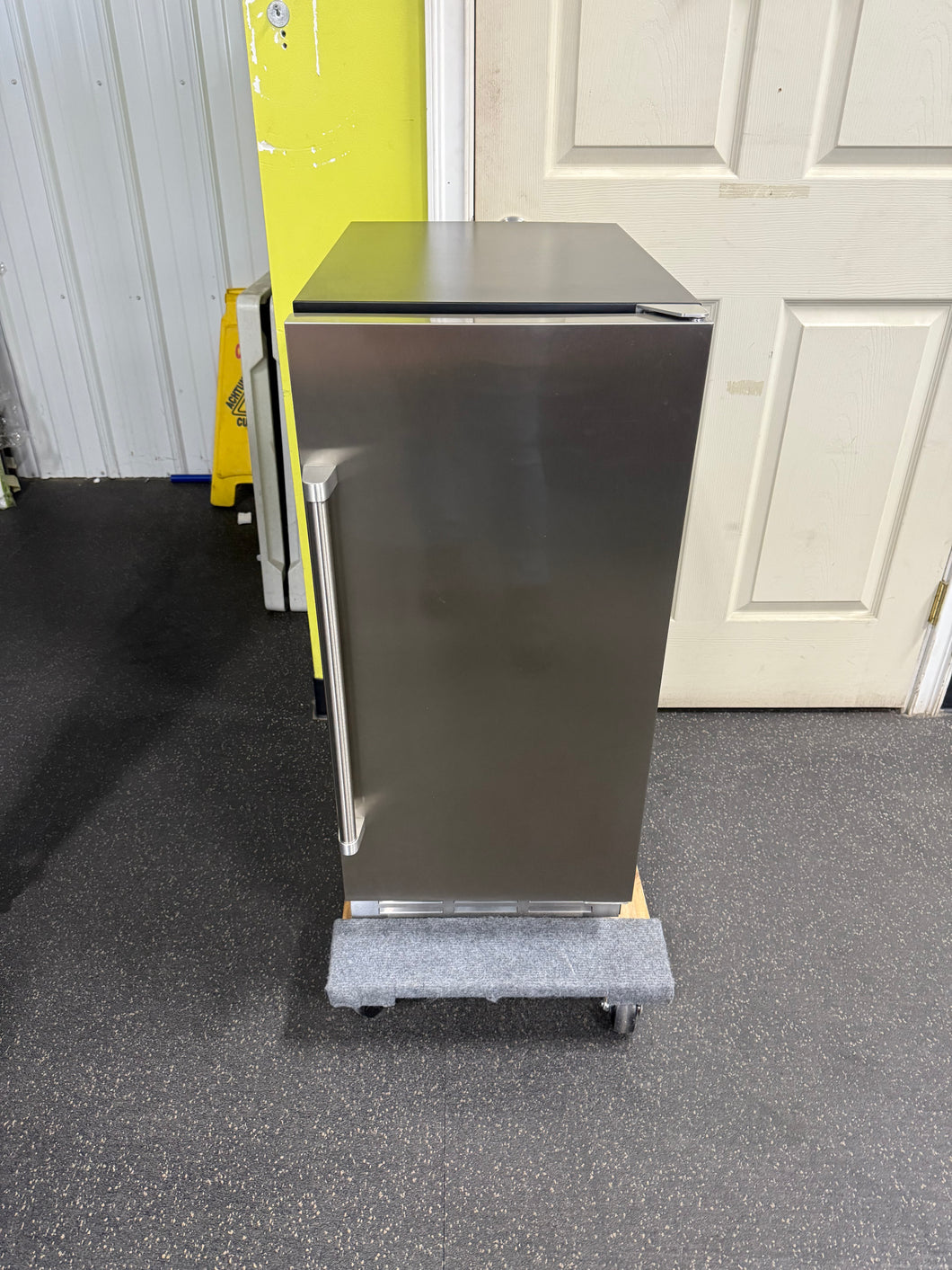 Hoore 15 in. 130 Cans 3.53 cu. ft. Built-in/Freestanding Outdoor Refrigerator in Stainless Steel with Interior Light! (NEW)