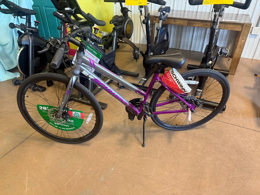 Schwinn Women's Circuit 700c/ 28” Hybrid Bike!! NEW!