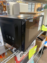 Mainstays 0.7 Cu ft Countertop Microwave Oven, 700 Watts, Black!! LIGHTLY USED, MINOR SCRATCH & DENT!!