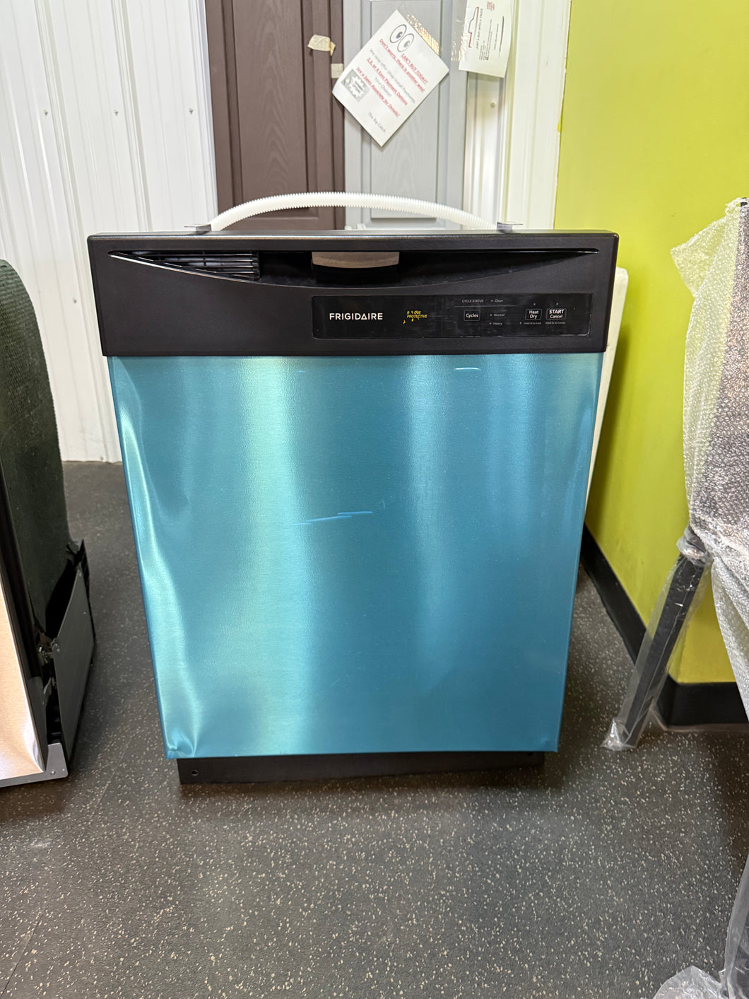 Frigidaire Smart 24-in Front Control Built-in Dishwasher ( Stainless steel ) , 62-Decibel Standard Sound Level! (NEW - DENTED FRONT)