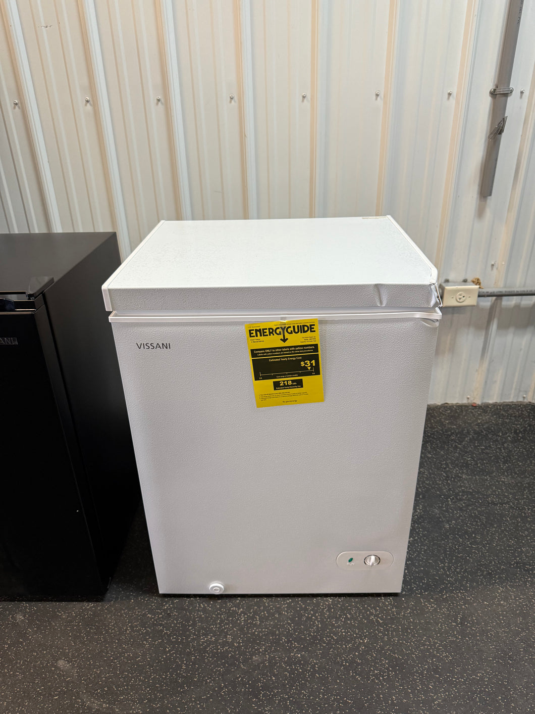Vissani 5.0 cu. ft. Manual Defrost Chest Freezer with LED Light in White Garage Ready! (NEW - DENTED)