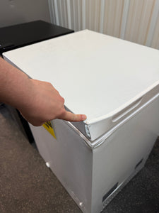 Vissani 5.0 cu. ft. Manual Defrost Chest Freezer with LED Light in White Garage Ready! (NEW - DENTED)