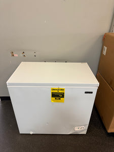 Magic Chef 7.0 cu. ft. Chest Freezer in White!! NEW, DENT FROM SHIPPING!!