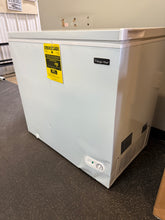 Magic Chef 7.0 cu. ft. Chest Freezer in White!! NEW, DENT FROM SHIPPING!!