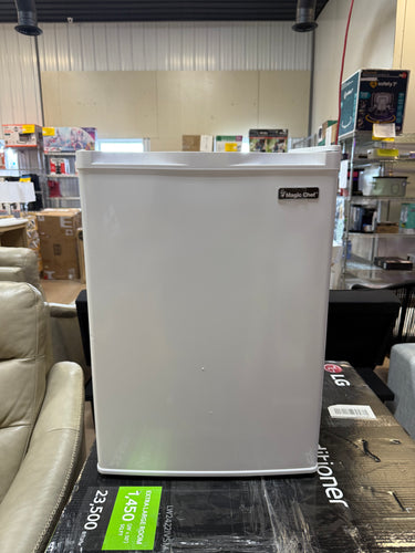 Magic Chef 2.6 cu. ft. Mini Fridge in White without Freezer! (NEW - DENTED)