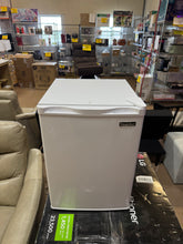 Magic Chef 2.6 cu. ft. Mini Fridge in White without Freezer! (NEW - DENTED)