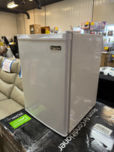Magic Chef 2.6 cu. ft. Mini Fridge in White without Freezer! (NEW - DENTED)