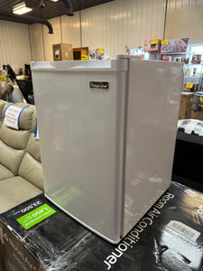 Magic Chef 2.6 cu. ft. Mini Fridge in White without Freezer! (NEW - DENTED)