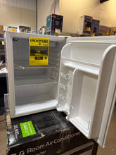 Magic Chef 2.6 cu. ft. Mini Fridge in White without Freezer! (NEW - DENTED)
