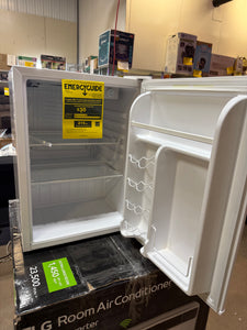 Magic Chef 2.6 cu. ft. Mini Fridge in White without Freezer! (NEW - DENTED)
