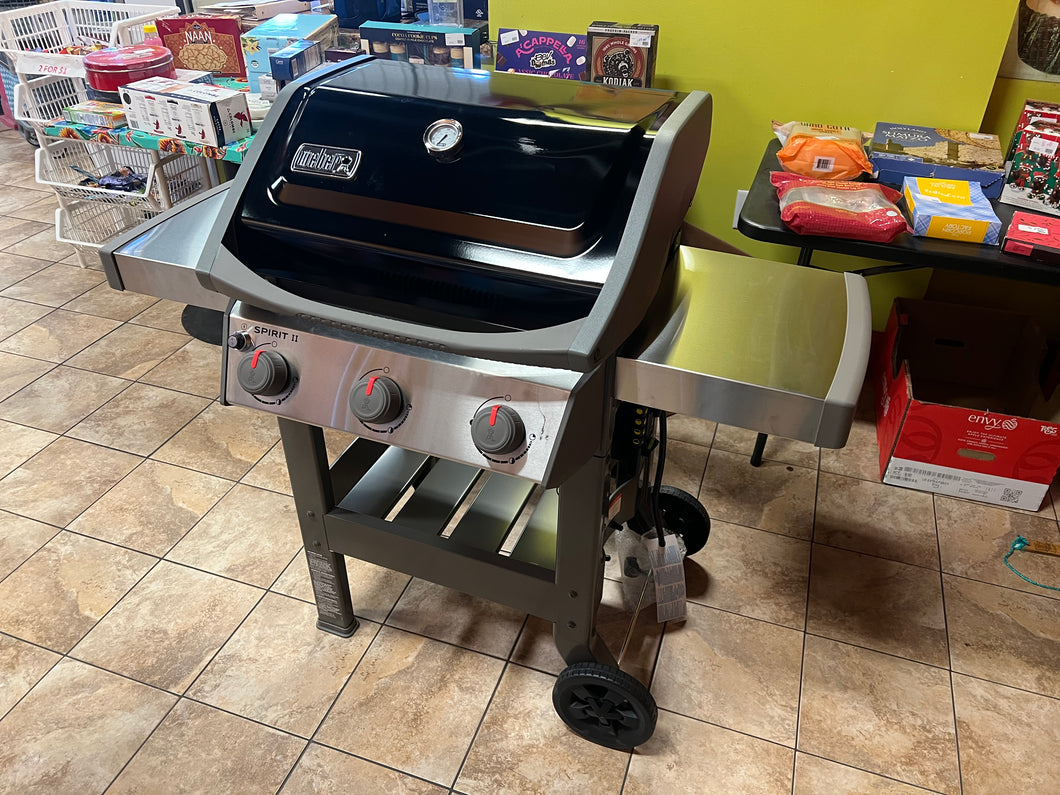 Weber Spirit E-310 3-Burner Liquid Propane Gas Grill in Black!! BRAND NEW AND ASSEMBLED (MINOR SCRATCH AND DENTS)!!