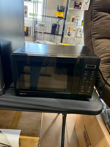 Magic Chef 17.3 in. W, 0.7 cu. ft. Countertop Microwave in Black with 700-Watt Cooking Power! (NEW OUT OF BOX)