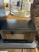 Magic Chef 17.3 in. W, 0.7 cu. ft. Countertop Microwave in Black with 700-Watt Cooking Power! (NEW OUT OF BOX)