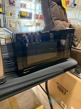 Magic Chef 17.3 in. W, 0.7 cu. ft. Countertop Microwave in Black with 700-Watt Cooking Power! (NEW OUT OF BOX)