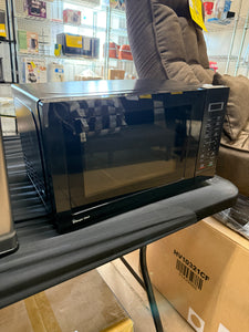 Magic Chef 17.3 in. W, 0.7 cu. ft. Countertop Microwave in Black with 700-Watt Cooking Power! (NEW OUT OF BOX)