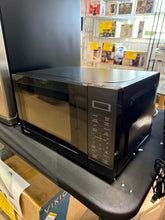Magic Chef 17.3 in. W, 0.7 cu. ft. Countertop Microwave in Black with 700-Watt Cooking Power! (NEW OUT OF BOX)