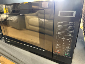 Magic Chef 17.3 in. W, 0.7 cu. ft. Countertop Microwave in Black with 700-Watt Cooking Power! (NEW OUT OF BOX)