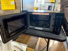 Magic Chef 17.3 in. W, 0.7 cu. ft. Countertop Microwave in Black with 700-Watt Cooking Power! (NEW OUT OF BOX)