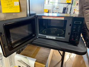 Magic Chef 17.3 in. W, 0.7 cu. ft. Countertop Microwave in Black with 700-Watt Cooking Power! (NEW OUT OF BOX)