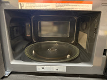 Magic Chef 17.3 in. W, 0.7 cu. ft. Countertop Microwave in Black with 700-Watt Cooking Power! (NEW OUT OF BOX)