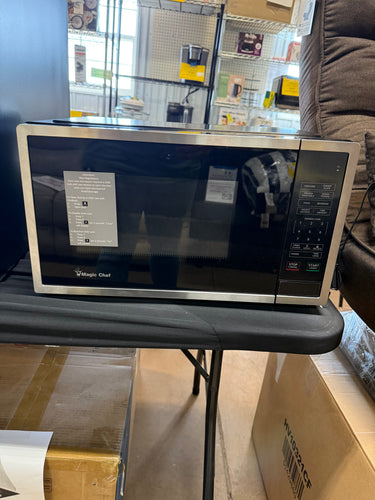 Magic Chef 18.6 in W, 0.9 cu. ft. Countertop Microwave, in Stainless Steel with 900-Watt Cooking Power! (NEW - SCRATCHED TOP)