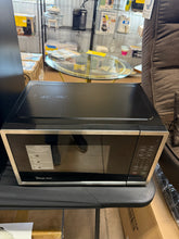 Magic Chef 18.6 in W, 0.9 cu. ft. Countertop Microwave, in Stainless Steel with 900-Watt Cooking Power! (NEW - SCRATCHED TOP)