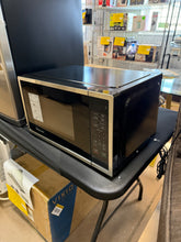 Magic Chef 18.6 in W, 0.9 cu. ft. Countertop Microwave, in Stainless Steel with 900-Watt Cooking Power! (NEW - SCRATCHED TOP)