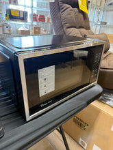 Magic Chef 18.6 in W, 0.9 cu. ft. Countertop Microwave, in Stainless Steel with 900-Watt Cooking Power! (NEW - SCRATCHED TOP)