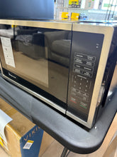 Magic Chef 18.6 in W, 0.9 cu. ft. Countertop Microwave, in Stainless Steel with 900-Watt Cooking Power! (NEW - SCRATCHED TOP)