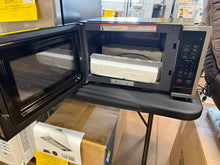 Magic Chef 18.6 in W, 0.9 cu. ft. Countertop Microwave, in Stainless Steel with 900-Watt Cooking Power! (NEW - SCRATCHED TOP)
