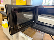 Magic Chef 18.6 in W, 0.9 cu. ft. Countertop Microwave, in Stainless Steel with 900-Watt Cooking Power! (NEW - SCRATCHED TOP)