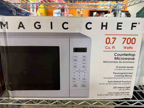 Magic Chef 17.3 in. W, 0.7 cu. ft. Countertop Microwave in White with 700-Watt Cooking Power! (NEW IN BOX)