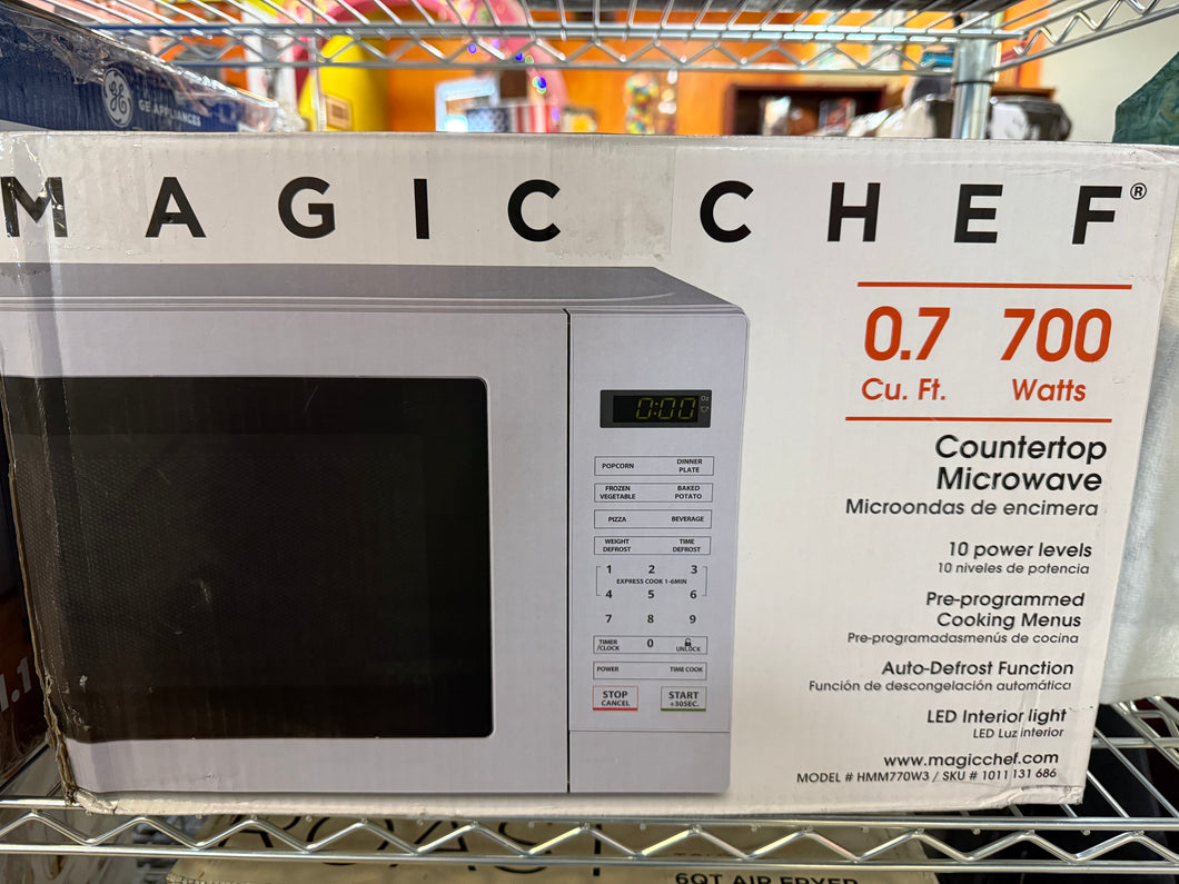 Magic Chef 17.3 in. W, 0.7 cu. ft. Countertop Microwave in White with 700-Watt Cooking Power! (NEW IN BOX)