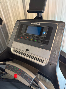 NordicTrack Elite 700 Treadmill!! NEW(LIGHTLY DIRTY FROM SHIPPING)!!