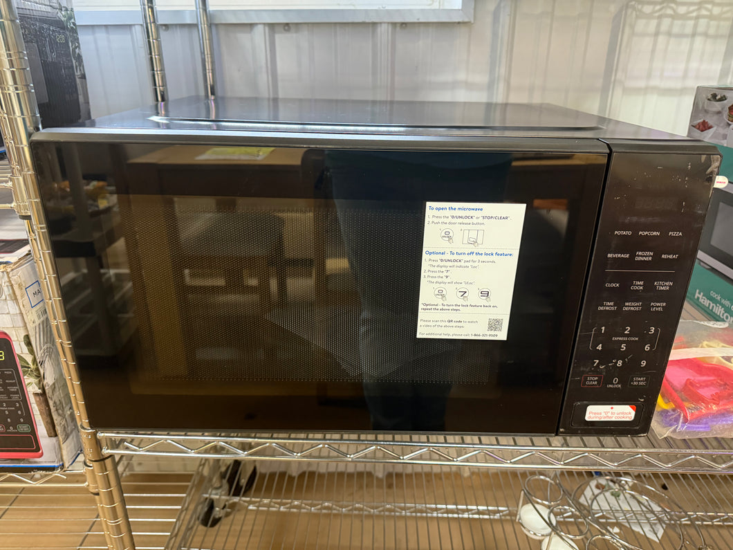Mainstays 2.2 cu ft Microwave Ovens in Black!! NEW OUT OF BOX(SCRATCHED FROM SHIPPING, TESTED WORKS FINE)!!